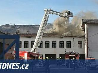 Požár haly ve Frýdlantu nad Ostravicí. Plameny lokalizovali, část stěn se strhává