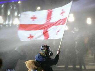 Protesty v Tbilisi neutíchajú. Premiér Kobachidze súhlasil s rokovaniami o európskom smerovaní krajiny