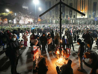 Polícia v Gruzínsku potláča protesty čoraz väčšou silou, už bijú aj opozičníkov a novinárov