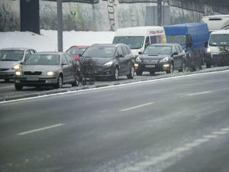 VIDEO: Bratislava je už v bielom. Slovensko potrápi poľadovica, snehové jazyky a silný vietor