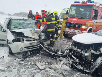 Vážna nehoda pri D4 a skrížený kamión na Bielej hore. Sneženie skomplikovalo cesty