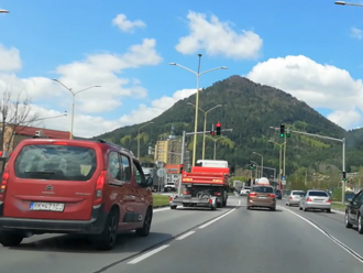 Pre vážnu nehodu pred Ružomberkom je cesta I/18 neprejazdná