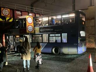 Autobus v Škótsku po náraze do mosta prišiel o kus strechy: Osem zranených