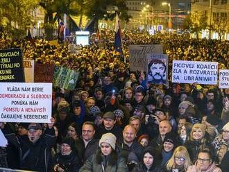 Fico avizuje mimoriadnu schôdzu k „agresivite“ na opozičných protestoch