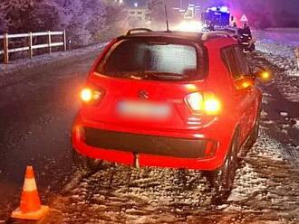 Policajtku pri riadení cestnej premávky zrazilo auto, 77-ročný vodič zrejme dostal šmyk