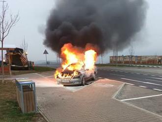 Na odpočívadle Pohranice na rýchlostnej ceste R1 horelo osobné auto