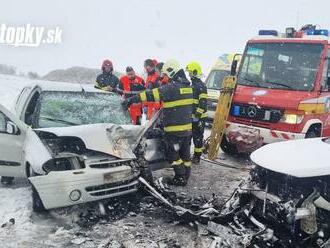 AKTUÁLNE Sneh robí prvé problémy: Brutálna nehoda pri Bratislave! Cestu museli uzavrieť