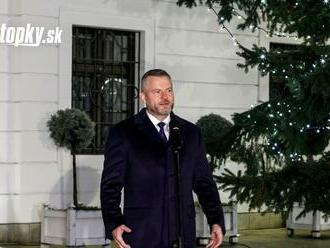 Prezident rozsvietil pred Prezidentským palácom vianočný stromček: Urobil tak s desiatkami detí