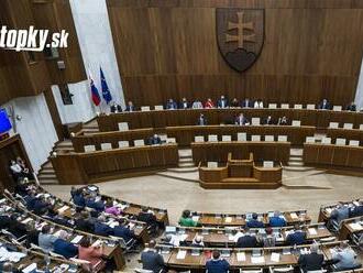 Aj dnes pokračujú poslanci v debate o uznesení k exprezidentovi