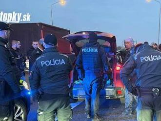 V aute prevážal šesť nelegálnych migrantov: Polícia muža zadržala!