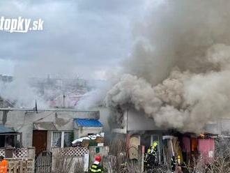 FOTO Tragický požiar v rodinnom dome: Hasiči zachránili psa, príčina je zatiaľ neznáma