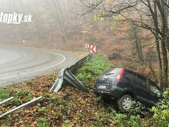 Vážna nehoda na Pezinskej Babe! Spolujazdkyňa utrpela po náraze auta do stromu zranenia