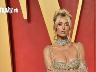 Paris Hilton potešila fanúšikov šteklivým záberom: Jej nahé telo zakrývala len vianočná mašľa!