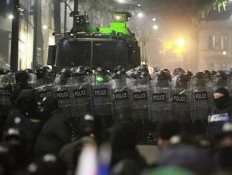 Masívne protesty v Gruzínsku pocítil na vlastnej koži aj politik: Zbitý policajtmi do bezvedomia?!