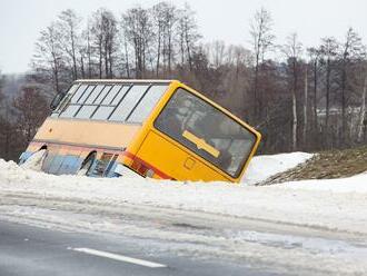 Na zasneženej ceste HAVAROVAL autobus! Hlásia zranených