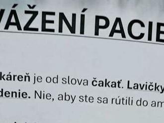 Internet valcuje OZNAM u jedného z našich lekárov: Slováci sú pobúrení! Naozaj TOTO adresoval pacientom?