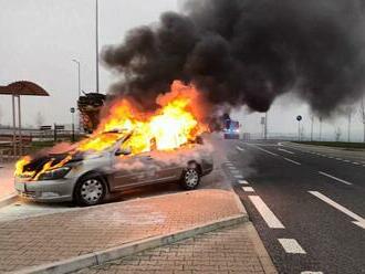 Vodiči, na tejto ceste spozornite: Na odpočívadle HORÍ osobné auto!