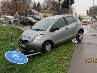 Polícia hľadá svedkov nehody v Piešťanoch: Čo vyvádzali? FOTO hovorí za všetko