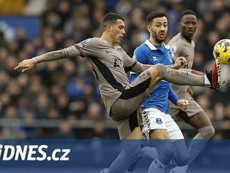 Newcastle v divokém zápase remizoval s Lutonem, Everton zachránil bod