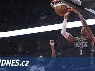 San Antonio zabralo v Torontu, Wembanyama předvedl triple double