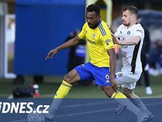 Zlín - Slovácko 2:1, oslabení hosté vedení neudrželi, rozhodl Vukadinovič