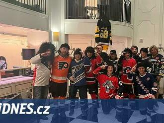 My první! The Travelling Jagrs předběhli Pittsburgh, dres vytáhli i s parukou