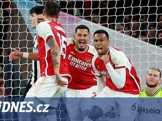 ONLINE: Arsenal hostí Newcastle, City jsou bod od první příčky, United selhali doma