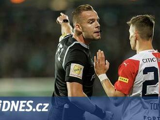 Derby v první sezoně, rozhodcovský unikát. Čtvrtfinále v Edenu odřídí Rouček