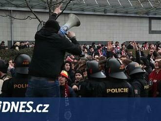 Sparťanští fanoušci dorazili na pohárové derby pochodem. Cestu hlídali policisté