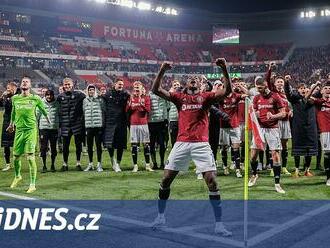 Slavia - Sparta 2:3, hosté otočili z 0:2. V prodloužení rozhodl Karabec z penalty