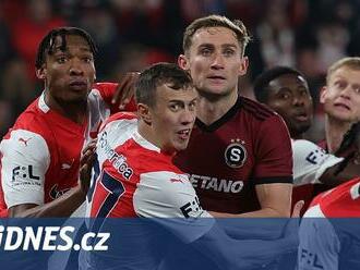 Vedoucí Slavie odmítl po derby potvrdit zápis. Tvrdík: Chybí nám vysvětlení karet