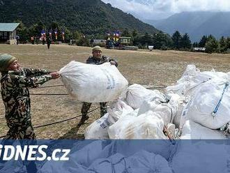 Okolí Mount Everestu páchne. Horolezci nově musí odnášet výkaly do tábora