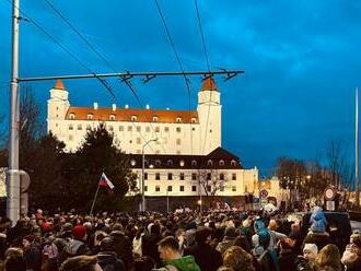 Pred parlament prišlo 18-tisíc ľudí, odhadli organizátori. Opozičné protesty budú pokračovať