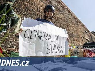 Petiční brloh před Úřadem vlády zmizí. Praha 1 a město připravují plán, jak na to