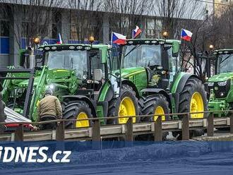 Čeští zemědělci jedou protestovat, traktory zaplní silnice i hraniční přechody