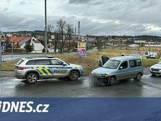 Před policií ujížděl kradeným autem třicet kilometrů, zastavila ho až nehoda