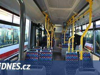 Policie hledá cestujícího, který v autobuse spadl na dívku. Vážně ji zranil