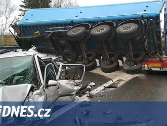 Na Českolipsku se srazilo auto s nákladním vozem. Tři lidé se zranili