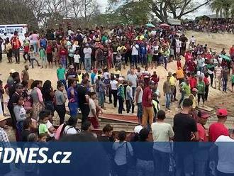 Zával dolu ve Venezuele má již šestnáct obětí. Úřady nehodu zlehčují, tvrdí svědci