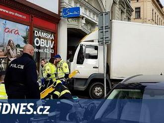 Srážka s tramvají dodávku odmrštila na chodník, kde vůz vážně zranil chodce