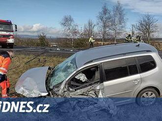 Na Svitavsku se srazila tři auta, jedno začalo hořet. Na místo letěl i vrtulník