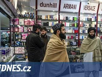 Tálibánci podléhají městskému vlivu. Studují angličtinu, kupují západní auta