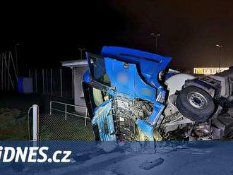 Opilý řidič cisterny s butanem kličkoval po silnici, pak auto převrátil na bok