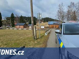 Policejní manévry na Jablonecku. Muž přinesl do centra obce domnělou munici