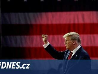 Trumpova zdržovací taktika funguje. V USA spekulují, zda dá milost sám sobě