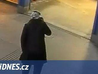 Vandal v metru zapálil dva nápojové automaty, pátrá po něm policie