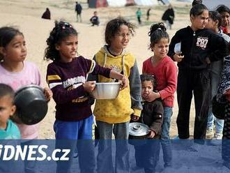 Izrael zaútočil na lidi čekající na pomoc, tvrdí Palestinci. Strkanice, míní armáda