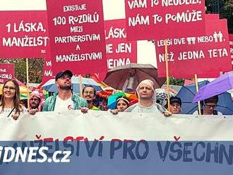 Jako být rodič druhé kategorie, reagují zástupci LGBT+ na schválené partnerství