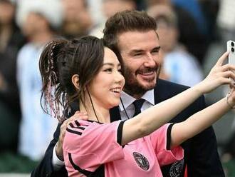 Zaplatili za drahé lístky, no Messi sa neukázal. Terčom bučania fanúšikov sa stal aj Beckham