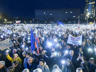 V Bratislave spomínali na Kuciaka tisíce ľudí. Rodičia žiadajú od Fica meno vraha